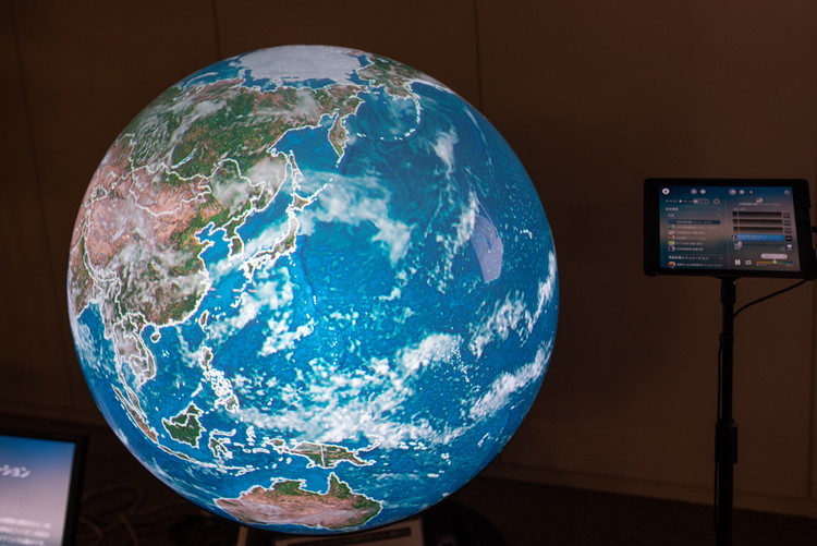 触れる地球”を前にMIRAIを語る | OUR FUTURES